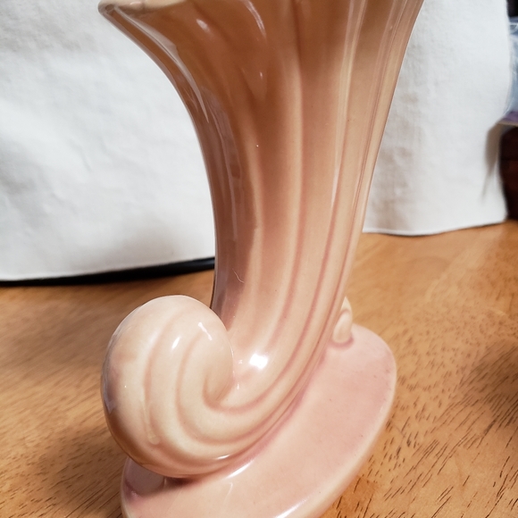 Cornucopia vase in peach. USA signed - Picture 12 of 14